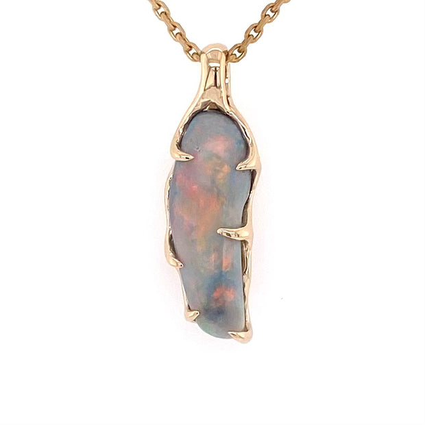 Vedhæng med en ægte solid krystal opal fra vores mine i Lightning Ridge, Australien indfattet i 14 karat guld. Opalen er 2,98 ct, og bodytone er N5.