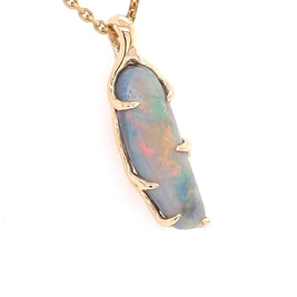 Vedhæng med en ægte solid krystal opal fra vores mine i Lightning Ridge, Australien indfattet i 14 karat guld. Opalen er 2,98 ct, og bodytone er N5.