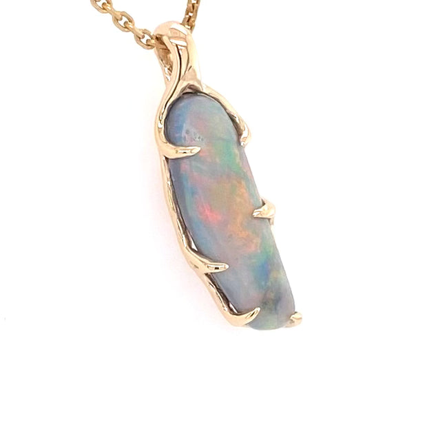 Vedhæng med en ægte solid krystal opal fra vores mine i Lightning Ridge, Australien indfattet i 14 karat guld. Opalen er 2,98 ct, og bodytone er N5.
