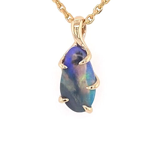 Vedhæng med en ægte solid opal fra vores mine i Lightning Ridge, Australien indfattet i 14 karat guld. Opalen er 0,96 ct.