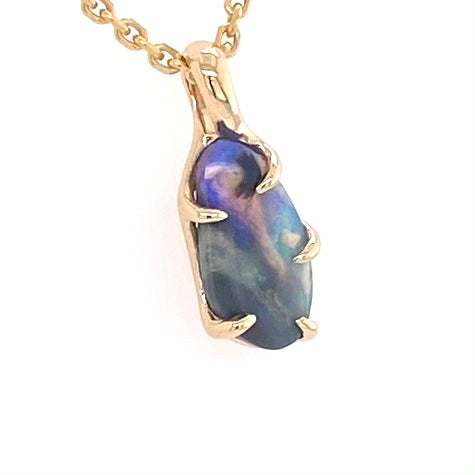 Vedhæng med en ægte solid opal fra vores mine i Lightning Ridge, Australien indfattet i 14 karat guld. Opalen er 0,96 ct.