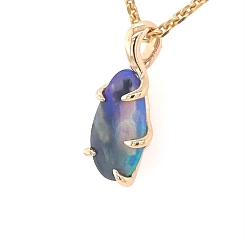 Vedhæng med en ægte solid opal fra vores mine i Lightning Ridge, Australien indfattet i 14 karat guld. Opalen er 0,96 ct.