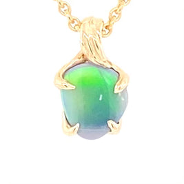 Vedhæng med en ægte solid opal fra vores mine i Lightning Ridge, Australien indfattet i 14 karat guld. Opalen er 0,90 ct, og bodytone er N4.