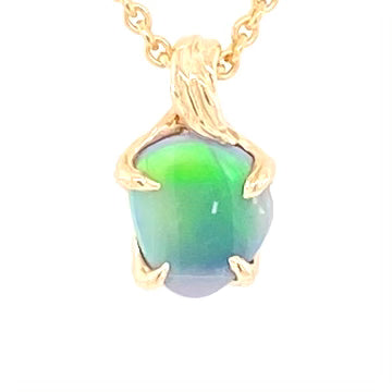 Vedhæng med en ægte solid opal fra vores mine i Lightning Ridge, Australien indfattet i 14 karat guld. Opalen er 0,90 ct, og bodytone er N4.