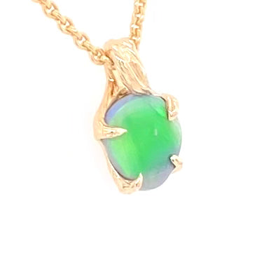 Vedhæng med en ægte solid opal fra vores mine i Lightning Ridge, Australien indfattet i 14 karat guld. Opalen er 0,90 ct, og bodytone er N4.