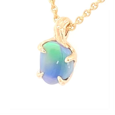 Vedhæng med en ægte solid opal fra vores mine i Lightning Ridge, Australien indfattet i 14 karat guld. Opalen er 0,90 ct, og bodytone er N4.