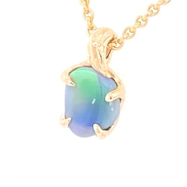 Vedhæng med en ægte solid opal fra vores mine i Lightning Ridge, Australien indfattet i 14 karat guld. Opalen er 0,90 ct, og bodytone er N4.
