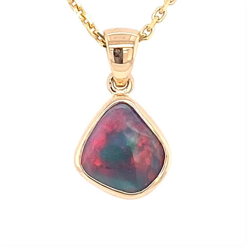 Vedhæng med en ægte solid opal fra vores mine i Lightning Ridge, Australien indfattet i 14 karat guld. Opalen er 1,58 ct, og bodytone er N2.