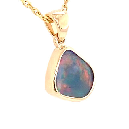 Vedhæng med en ægte solid opal fra vores mine i Lightning Ridge, Australien indfattet i 14 karat guld. Opalen er 1,58 ct, og bodytone er N2.
