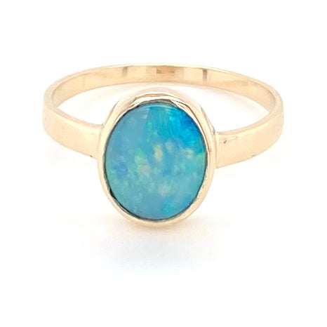 Ring med solid crystal opal fra Australien indfattet i 14 kt. guld. Kommer med certifikat.