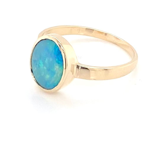 Ring med solid crystal opal fra Australien indfattet i 14 kt. guld. Kommer med certifikat.