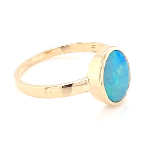 Ring med solid crystal opal fra Australien indfattet i 14 kt. guld. Kommer med certifikat.