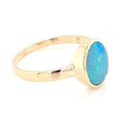Ring med solid crystal opal fra Australien indfattet i 14 kt. guld. Kommer med certifikat.