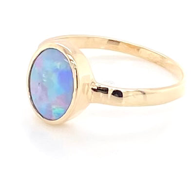 Ring med solid crystal opal fra Australien indfattet i 14 kt. guld. Kommer med certifikat.