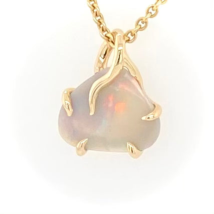 Vedhæng med en ægte solid opal fra vores mine i Lightning Ridge, Australien indfattet i 14 karat guld. Opalen er 1,43 ct, og bodytone er N6.