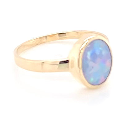 Ring med solid crystal opal fra Australien indfattet i 14 kt. guld. Kommer med certifikat.