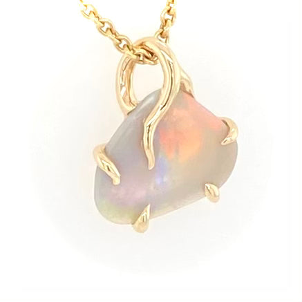 Vedhæng med en ægte solid opal fra vores mine i Lightning Ridge, Australien indfattet i 14 karat guld. Opalen er 1,43 ct, og bodytone er N6.