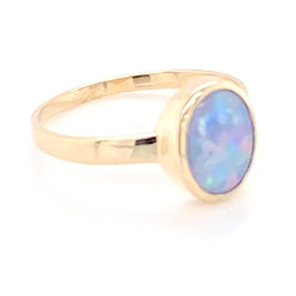Ring med solid crystal opal fra Australien indfattet i 14 kt. guld. Kommer med certifikat.