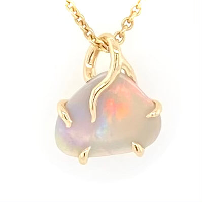 Vedhæng med en ægte solid opal fra vores mine i Lightning Ridge, Australien indfattet i 14 karat guld. Opalen er 1,43 ct, og bodytone er N6.