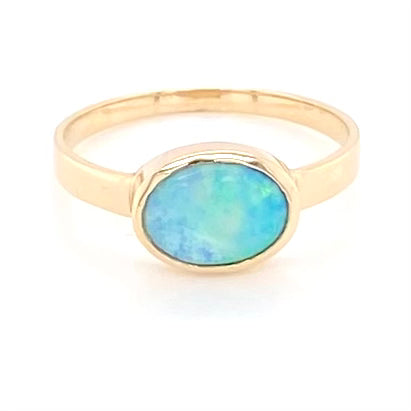 Ring med solid crystal opal fra Australien indfattet i 14 kt. guld. Kommer med certifikat.