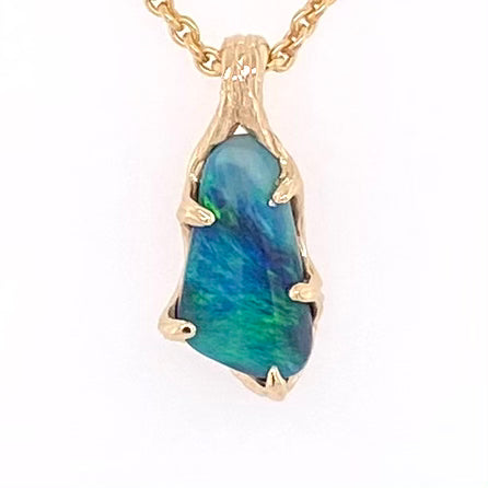 Vedhæng med en ægte solid opal fra vores mine i Lightning Ridge, Australien indfattet i 14 karat guld. Opalen er 1,30 ct, og bodytone er N2/N5.