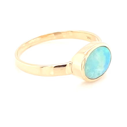 Ring med solid crystal opal fra Australien indfattet i 14 kt. guld. Kommer med certifikat.