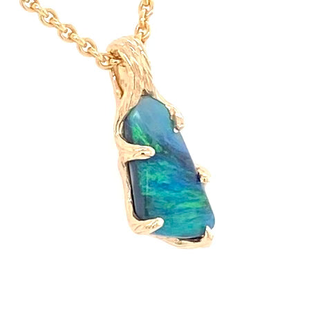 Vedhæng med en ægte solid opal fra vores mine i Lightning Ridge, Australien indfattet i 14 karat guld. Opalen er 1,30 ct, og bodytone er N2/N5.
