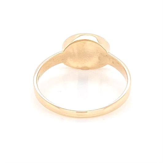 Ring med solid crystal opal fra Australien indfattet i 14 kt. guld. Kommer med certifikat.