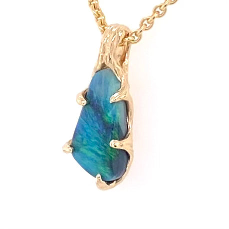 Vedhæng med en ægte solid opal fra vores mine i Lightning Ridge, Australien indfattet i 14 karat guld. Opalen er 1,30 ct, og bodytone er N2/N5.
