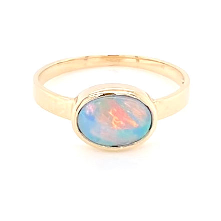 Ring med solid crystal opal fra Australien indfattet i 14 kt. guld. Kommer med certifikat