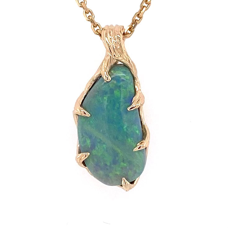 Vedhæng med en ægte solid opal fra vores mine i Lightning Ridge, Australien indfattet i 14 karat guld. Opalen er 3,55 ct, og bodytone er N5/N6.