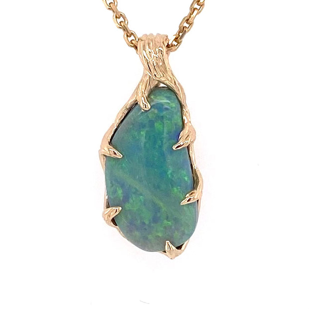 Vedhæng med en ægte solid opal fra vores mine i Lightning Ridge, Australien indfattet i 14 karat guld. Opalen er 3,55 ct, og bodytone er N5/N6.