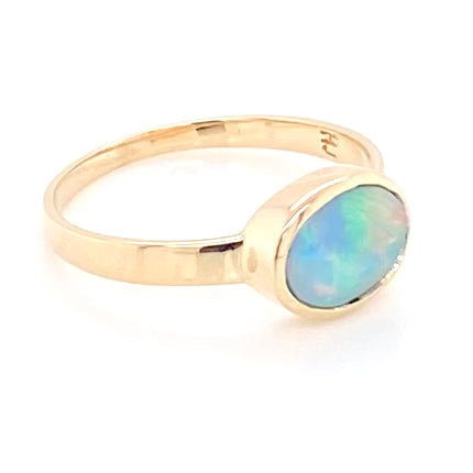 Ring med solid crystal opal fra Australien indfattet i 14 kt. guld. Kommer med certifikat