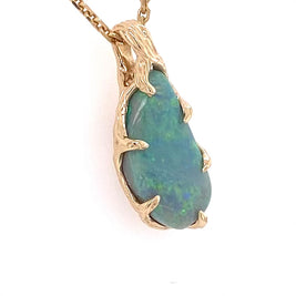 Vedhæng med en ægte solid opal fra vores mine i Lightning Ridge, Australien indfattet i 14 karat guld. Opalen er 3,55 ct, og bodytone er N5/N6.