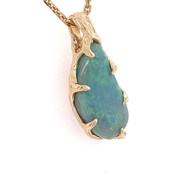 Vedhæng med en ægte solid opal fra vores mine i Lightning Ridge, Australien indfattet i 14 karat guld. Opalen er 3,55 ct, og bodytone er N5/N6.