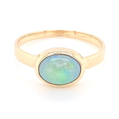 Ring med solid crystal opal fra Australien indfattet i 14 kt. guld. Kommer med certifikat.