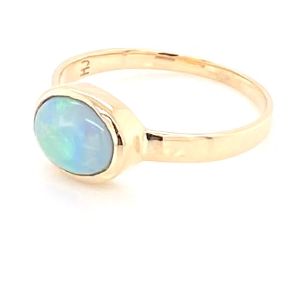 Ring med solid crystal opal fra Australien indfattet i 14 kt. guld. Kommer med certifikat.