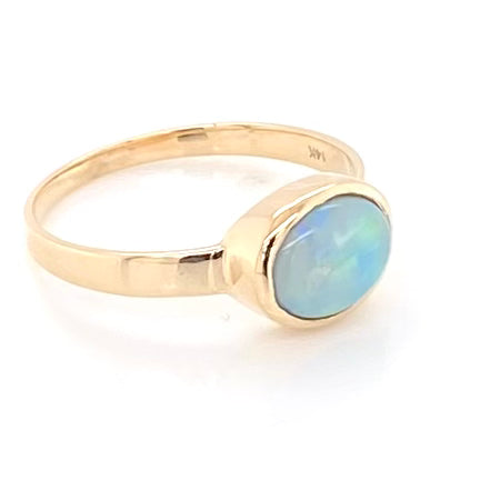 Ring med solid crystal opal fra Australien indfattet i 14 kt. guld. Kommer med certifikat.