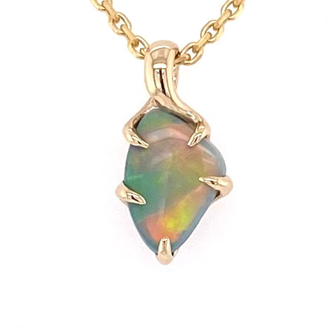 Vedhæng med en ægte solid opal fra vores mine i Lightning Ridge, Australien indfattet i 14 karat guld. Opalen er 0,89 ct, og bodytone er N4/N5.