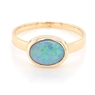 Ring med solid crystal opal fra Australien indfattet i 14 kt. guld. Kommer med certifikat.