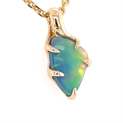 Vedhæng med en ægte solid opal fra vores mine i Lightning Ridge, Australien indfattet i 14 karat guld. Opalen er 0,89 ct, og bodytone er N4/N5.