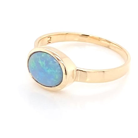 Ring med solid crystal opal fra Australien indfattet i 14 kt. guld. Kommer med certifikat.