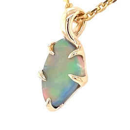 Vedhæng med en ægte solid opal fra vores mine i Lightning Ridge, Australien indfattet i 14 karat guld. Opalen er 0,89 ct, og bodytone er N4/N5.