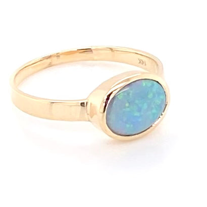 Ring med solid crystal opal fra Australien indfattet i 14 kt. guld. Kommer med certifikat.