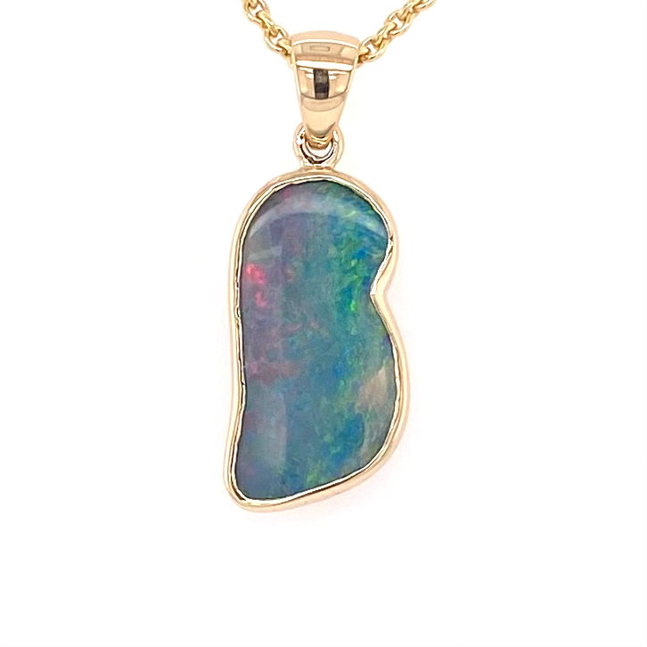 Vedhæng med en ægte solid opal fra vores mine i Lightning Ridge, Australien indfattet i 14 karat guld. Opalen er 1,94 ct, og bodytone er N5.