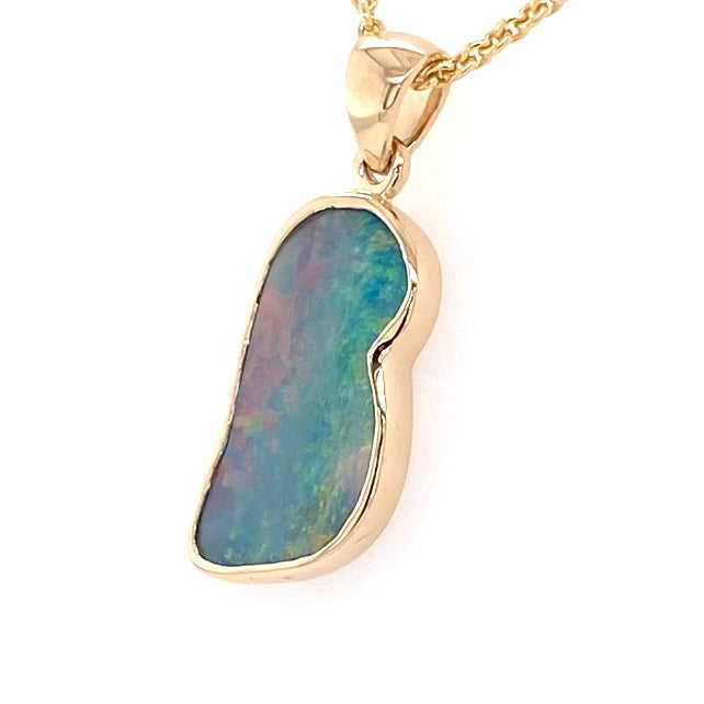 Vedhæng med en ægte solid opal fra vores mine i Lightning Ridge, Australien indfattet i 14 karat guld. Opalen er 1,94 ct, og bodytone er N5.