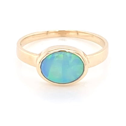 Ring med solid crystal opal fra Australien indfattet i 14 kt. guld. Kommer med certifikat. 