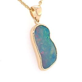Vedhæng med en ægte solid opal fra vores mine i Lightning Ridge, Australien indfattet i 14 karat guld. Opalen er 1,94 ct, og bodytone er N5.
