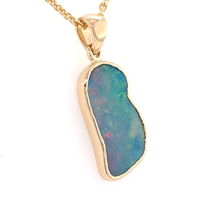 Vedhæng med en ægte solid opal fra vores mine i Lightning Ridge, Australien indfattet i 14 karat guld. Opalen er 1,94 ct, og bodytone er N5.