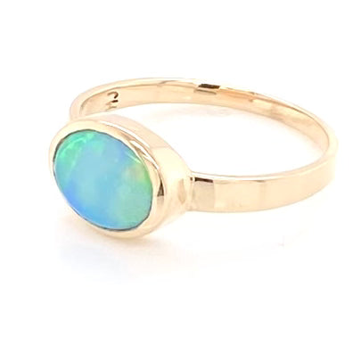 Ring med solid crystal opal fra Australien indfattet i 14 kt. guld. Kommer med certifikat. 
